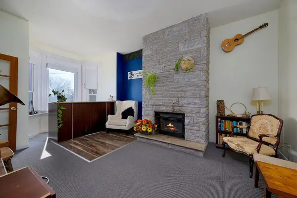 422 Donald B Munro DR, Carp - Huntley Ward, ON K0A 1L0