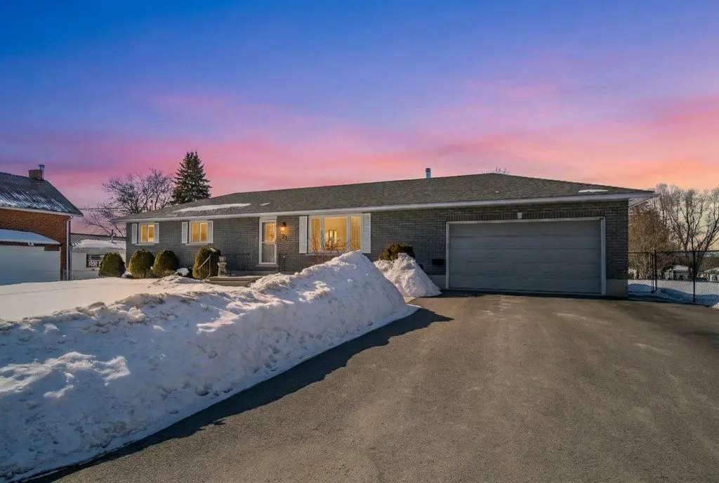 93 Henry ST, Greater Napanee, ON K7R 3A6