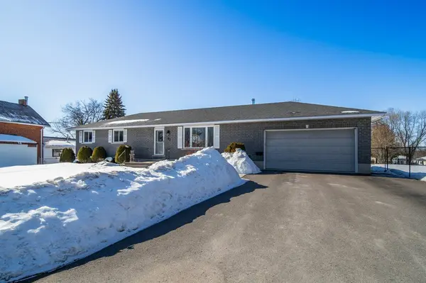 93 Henry ST, Greater Napanee, ON K7R 3A6