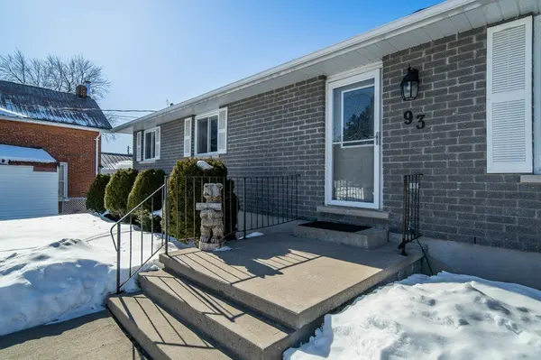 93 Henry ST, Greater Napanee, ON K7R 3A6