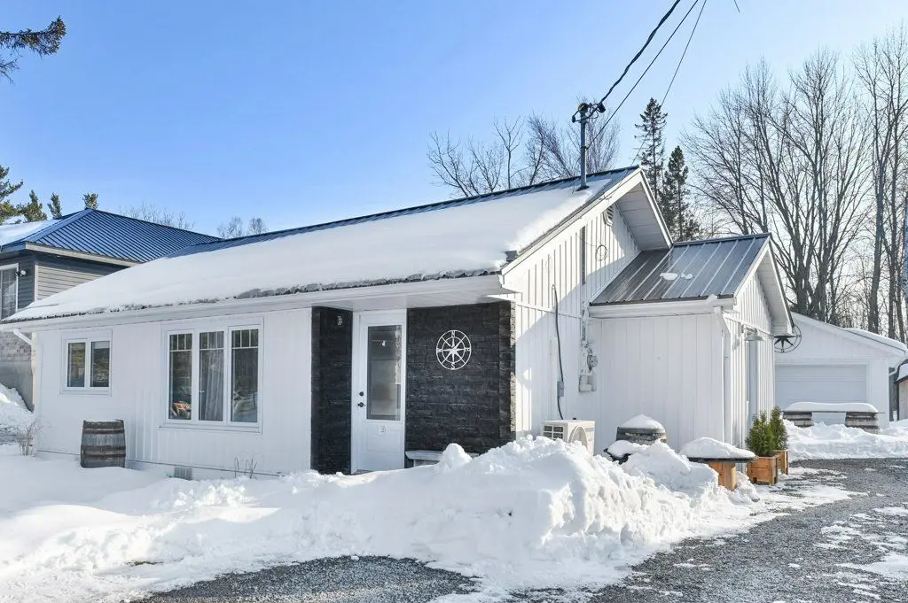 21569 Loyalist Pkwy, Prince Edward County, ON K0K 1L0