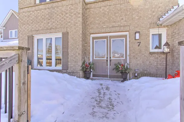 7 Fontaine DR, Georgina, ON L4P 3P2