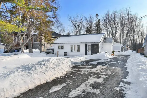 21569 Loyalist Pkwy, Prince Edward County, ON K0K 1L0