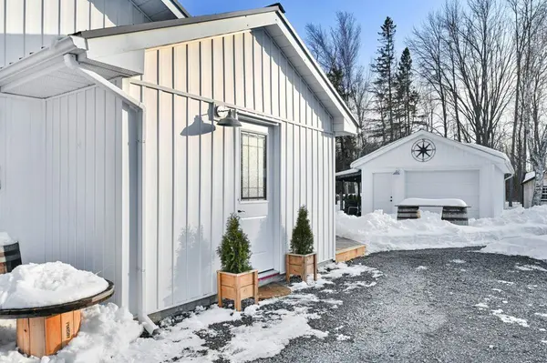 21569 Loyalist Pkwy, Prince Edward County, ON K0K 1L0