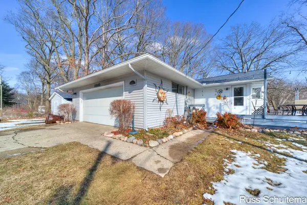 11560 Thrush DR, Belvidere Twp, MI 48850