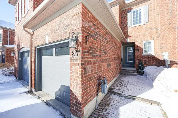 2 Mary Gapper CRES #24, Richmond Hill, ON L4C 0J4