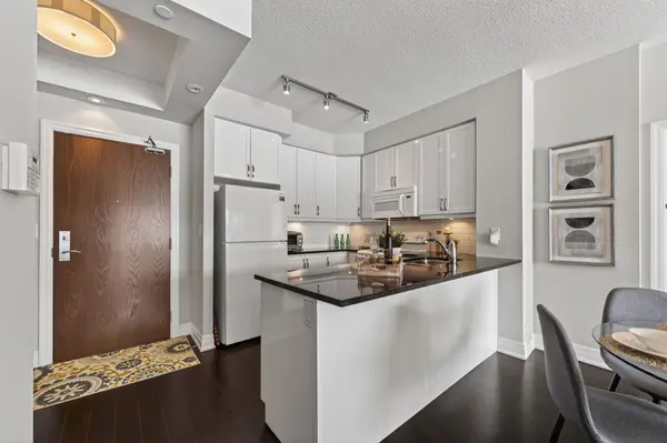 111 Civic Square Gate #207, Aurora, ON L4G 0S6