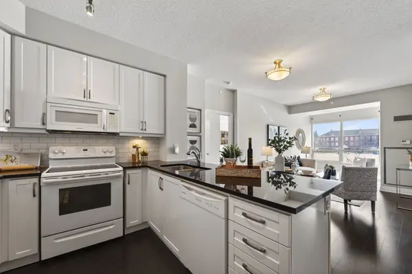 111 Civic Square Gate #207, Aurora, ON L4G 0S6