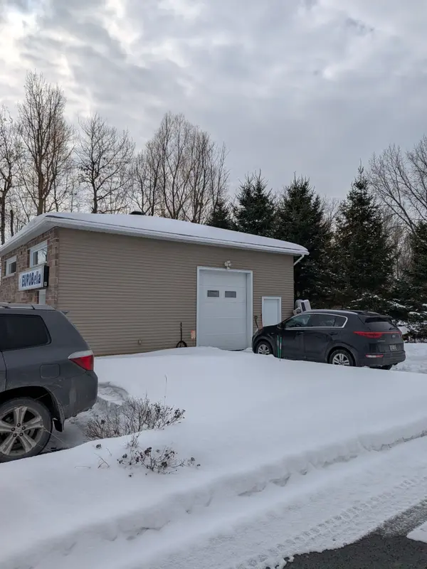 4110 Albion RD, Blossom Park - Airport And Area, ON K1T 3W1