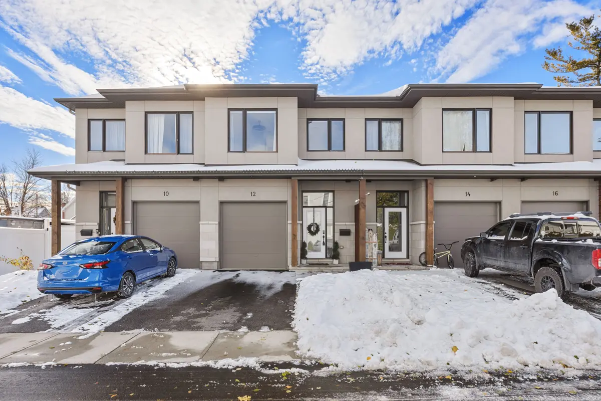 12 CHARLES ST, Carleton Place, ON K7C 2Y1