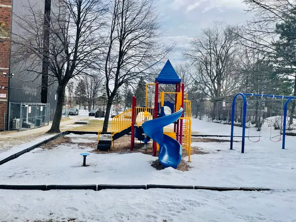 1950 Kennedy RD #909, Toronto E04, ON M1P 4S9