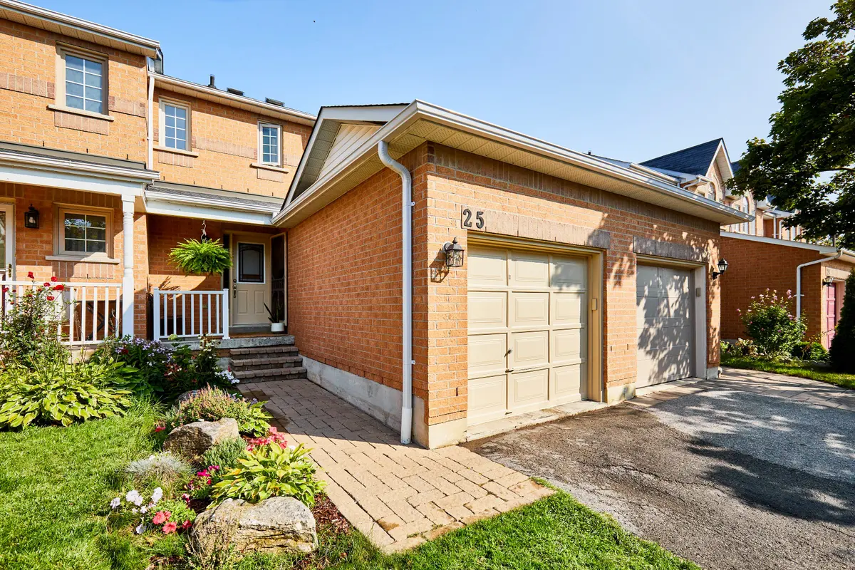 25 Macintyre LN, Ajax, ON L1T 3X4