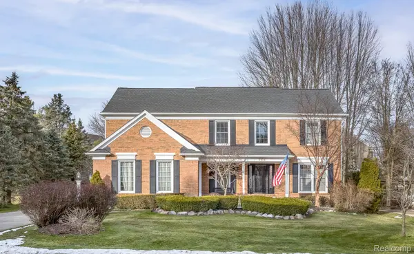 2456 Westwood DR, Rochester Hills, MI 48306