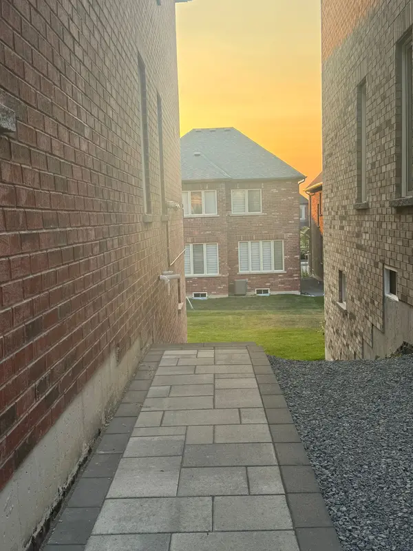 102 Watershed Gate #Unit-2, East Gwillimbury, ON L9N 0Y2