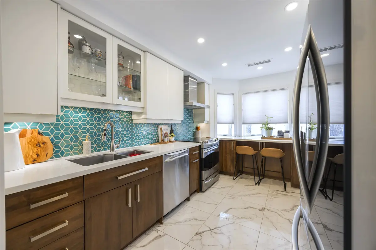 921 Adelaide ST W #D, Toronto C01, ON M6J 3T2