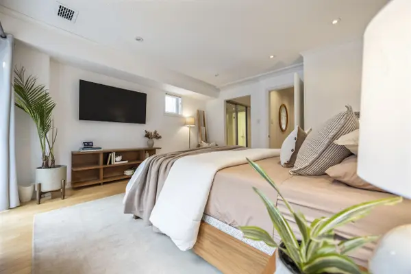 921 Adelaide ST W #D, Toronto C01, ON M6J 3T2