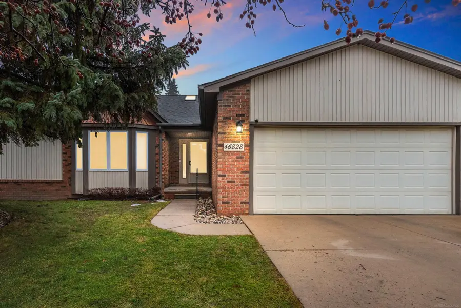 46828 Scotch Pine LN, Macomb Twp, MI 48042