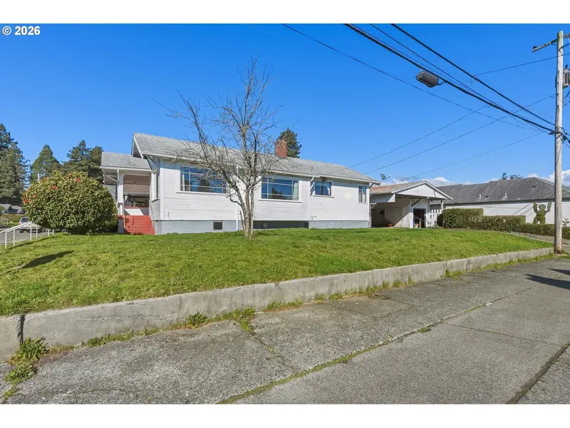 1489 UNION AVE, North Bend, OR 97459