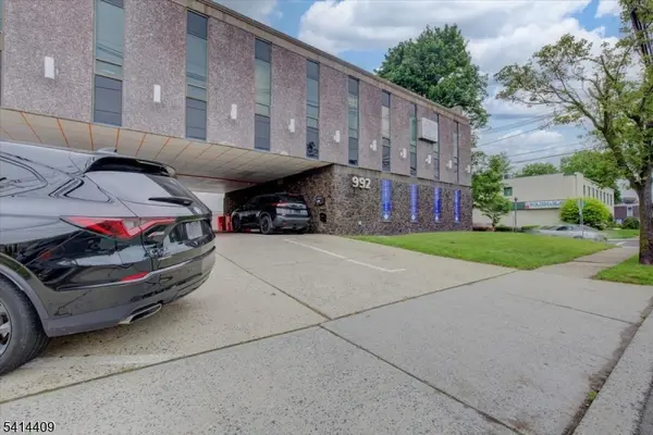 992 Clifton Ave, Clifton City, NJ 07013