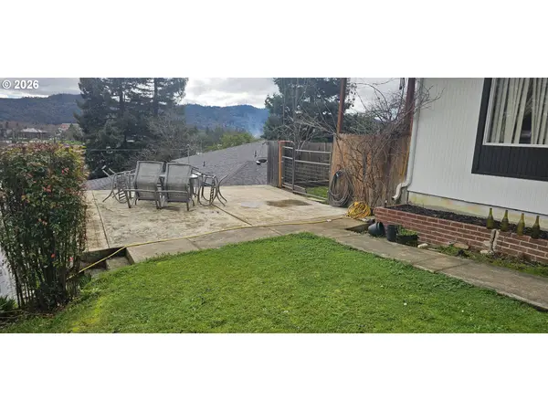 1852 NW DOGWOOD ST, Roseburg, OR 97471