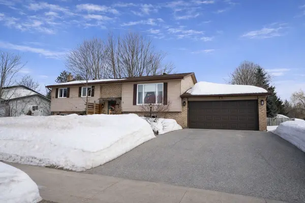 8 St Patricks DR, Springwater, ON L0L 2K0