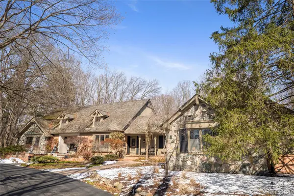 32870 Bingham LN, Bingham Farms Village, MI 48025