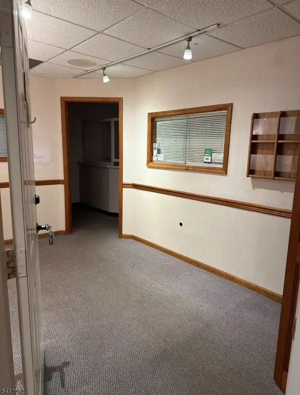 1 Manor Dr, Hampton Boro, NJ 08827