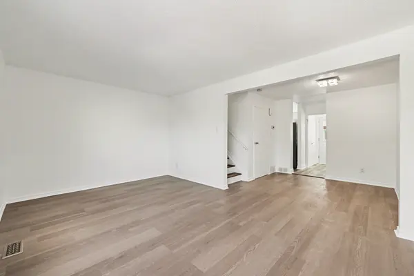 1584 Feather LN, Blossom Park - Airport And Area, ON K1T 1V4