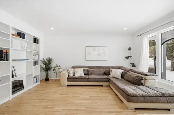 1660 Country Walk DR, Orleans - Convent Glen And Area, ON K1C 8E2