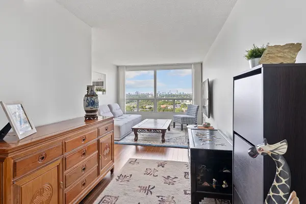 7 Concorde PL #2009, Toronto C13, ON M3C 3N4