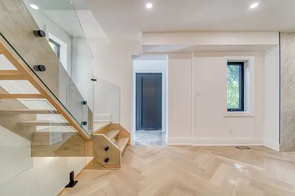 16 Duncannon DR, Toronto C03, ON M5P 2M1