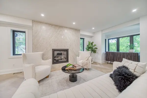 16 Duncannon DR, Toronto C03, ON M5P 2M1