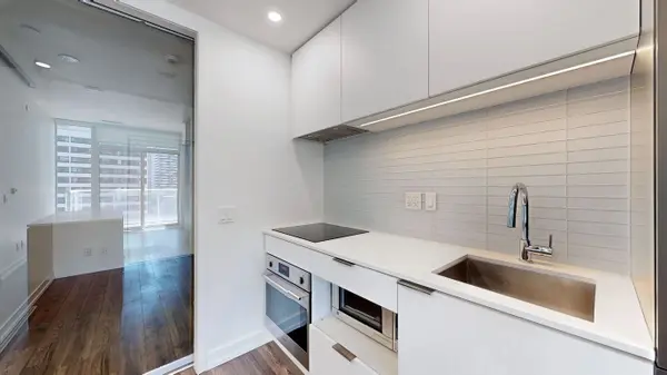 33 Helendale AVE #1013, Toronto C03, ON M4R 0A4