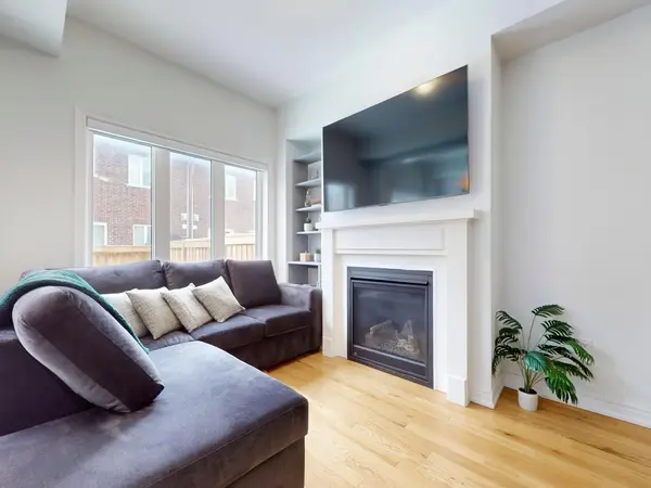 28 Veterans ST, Bradford West Gwillimbury, ON L3Z 4L3