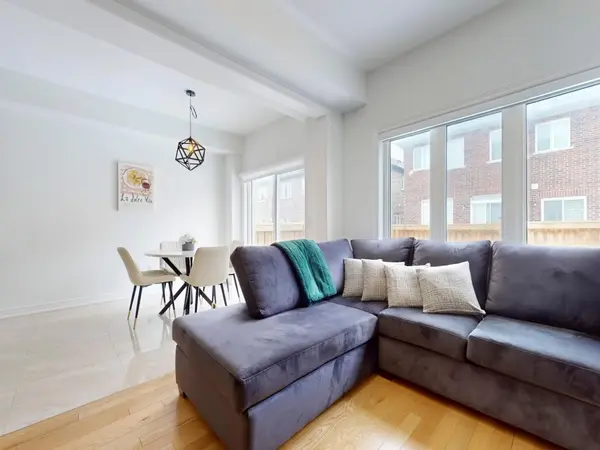 28 Veterans ST, Bradford West Gwillimbury, ON L3Z 4L3