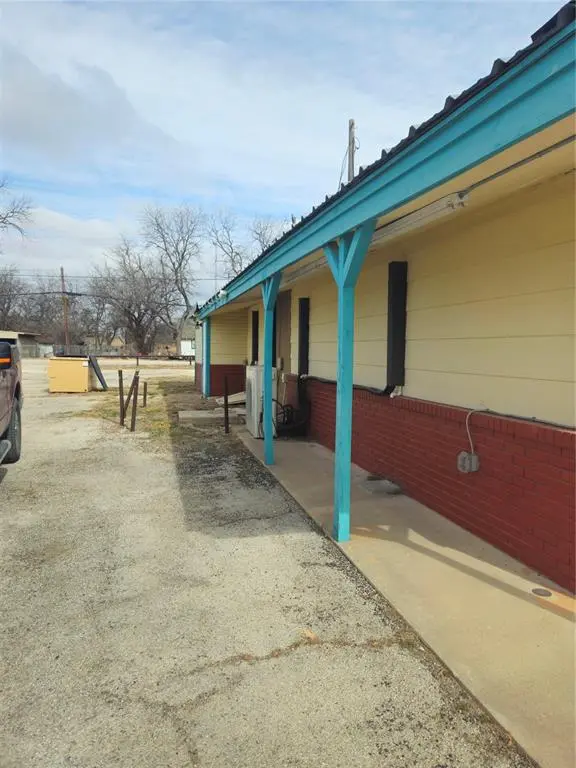 1303 E Central Avenue, Comanche, TX 76442
