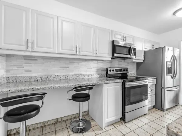 130 Neptune DR #505, Toronto C04, ON M6A 1X5