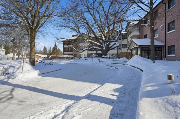 111 Grew BLVD #301, Georgina, ON L0E 1L0