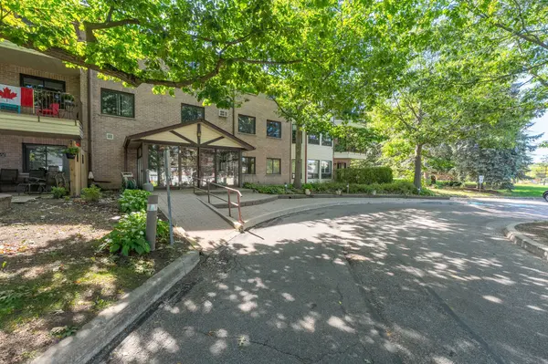 111 Grew BLVD #301, Georgina, ON L0E 1L0