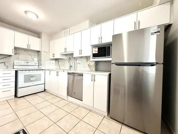 25 Four Winds DR #906, Toronto W05, ON M3J 1K8