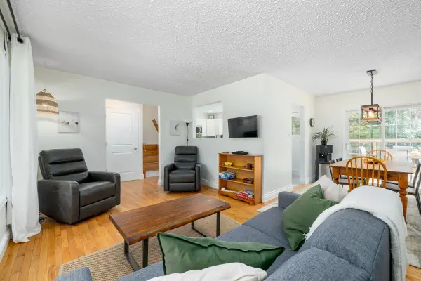 89 Stewart RD, Bancroft, ON K0L 2L0