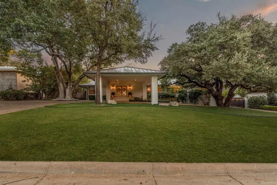 5849 Merrymount Road, Westover Hills, TX 76107