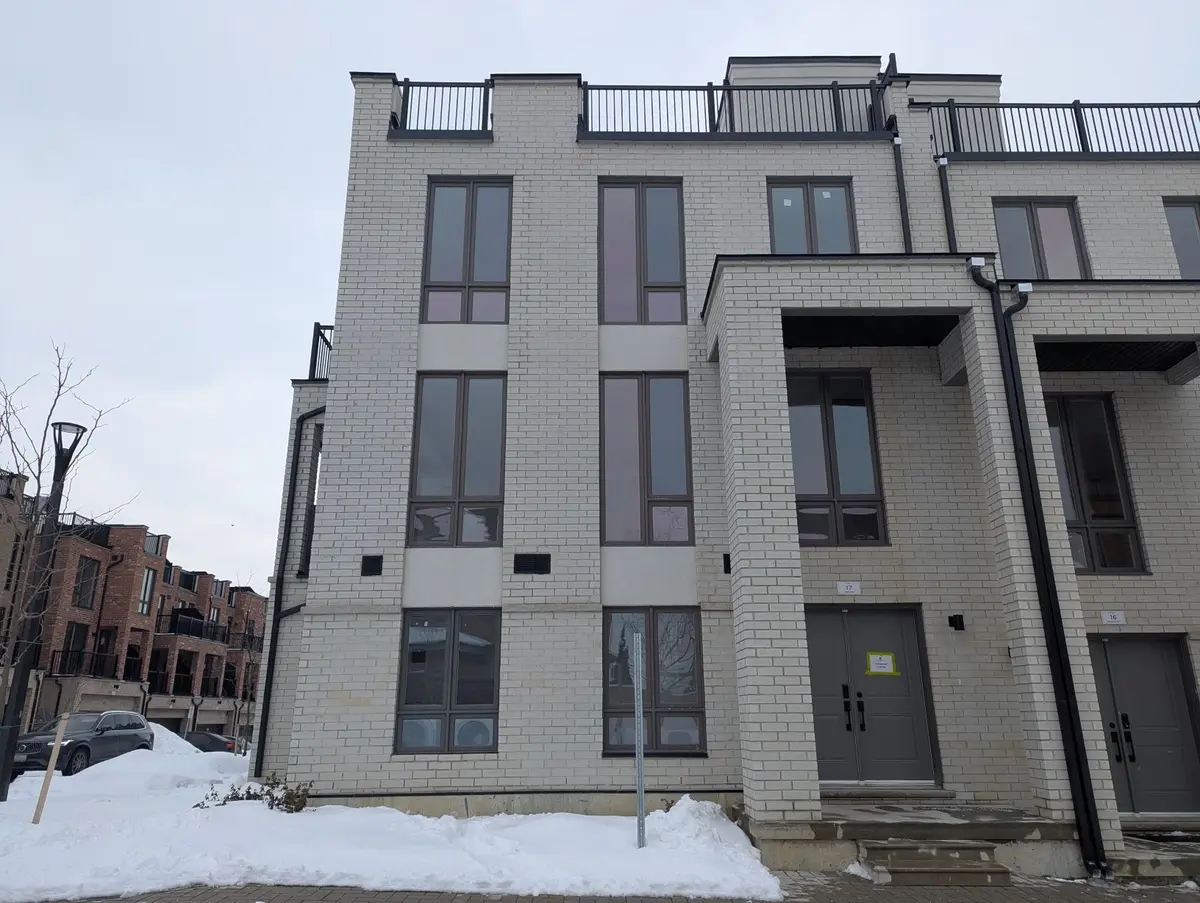 17 Kerns LN, Richmond Hill, ON L4E 1M1