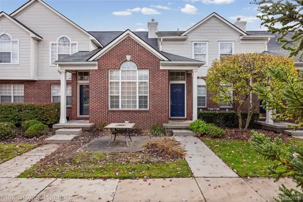 19105 Alexa DR, Walled Lake, MI 48390