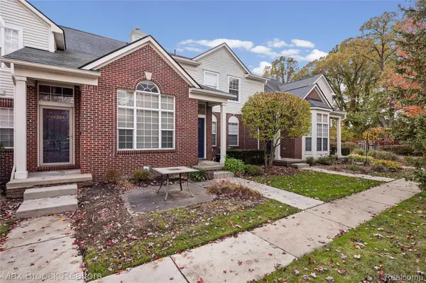 19105 Alexa DR, Walled Lake, MI 48390