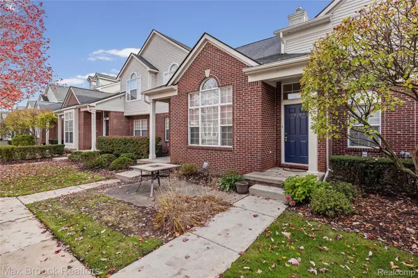 19105 Alexa DR, Walled Lake, MI 48390