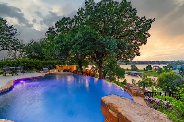 1916 W Emerald Bend Court, Granbury, TX 76049