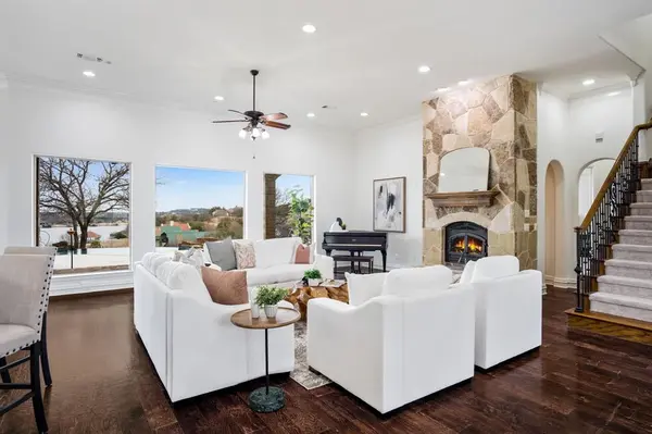 1916 W Emerald Bend Court, Granbury, TX 76049