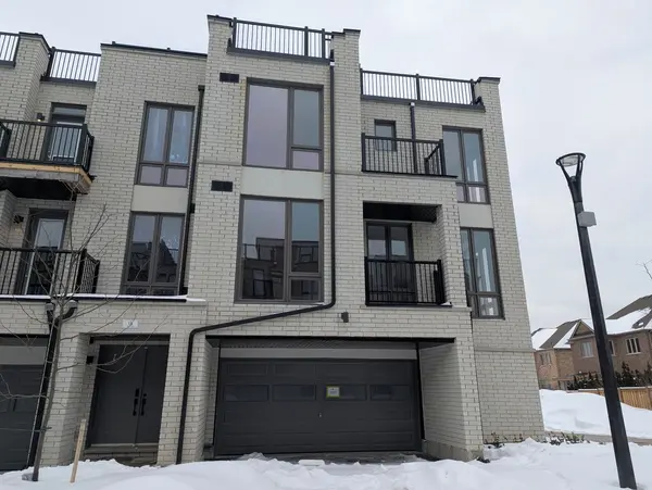 17 Kerns LN, Richmond Hill, ON L4E 1M1