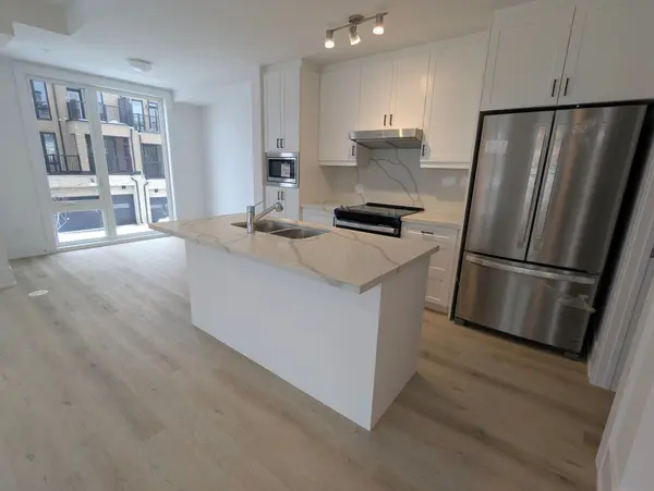 17 Kerns LN, Richmond Hill, ON L4E 1M1